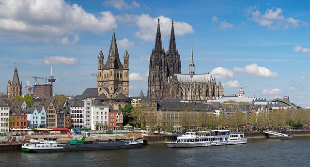 Ren Nehri kıyısında Köln Katedrali